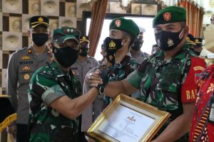 Dandim 0704 Banjarnegara menyerahkan piagam penghargaan dari Panglima Kodam IV Diponegoro