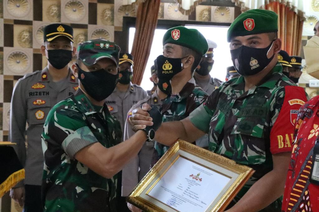 Dandim 0704 Banjarnegara menyerahkan piagam penghargaan dari Panglima Kodam IV Diponegoro