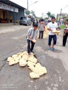 Warga Banjarharjo Bergotong Royong Perbaiki Jalan Rusak ( foto : olam mahesa )